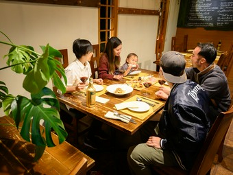 お店を訪れた人すべてがファミリーに。あたたかなくつろぎの空間