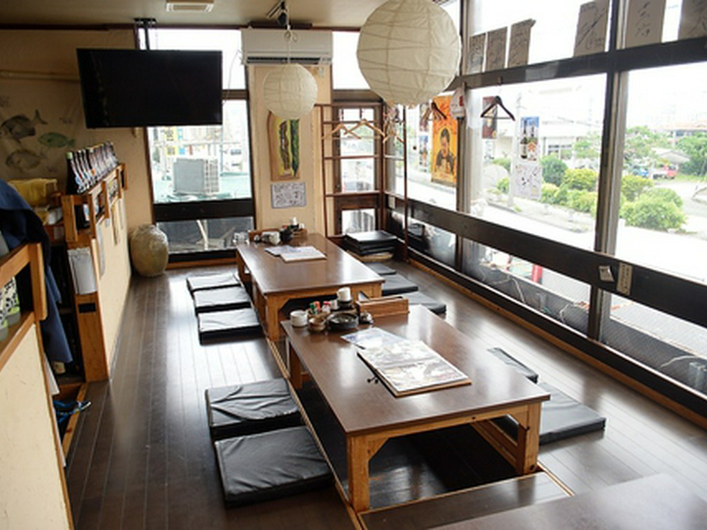 掘りごたつ席でリラックスしてお過ごしください