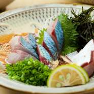 長崎・五島のサバを市場で厳選して仕入れた逸品。九州の醤油で愉しむ定番の【黒】やごまペーストのタレをつけて楽しむオリジナルの【白】。ハーフ＆ハーフも可能です。