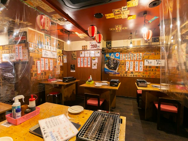 レトロなテイストの活気ある店内