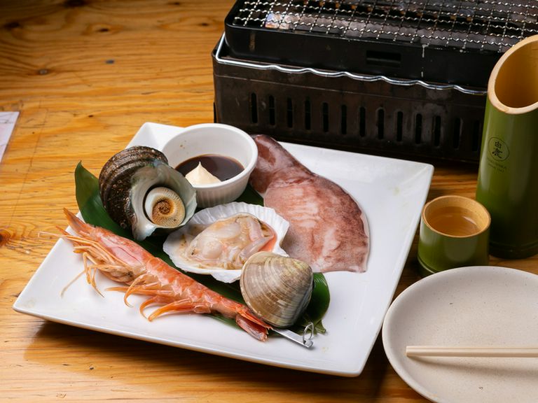 新鮮魚介で浜焼き。海鮮逸品も勢ぞろい