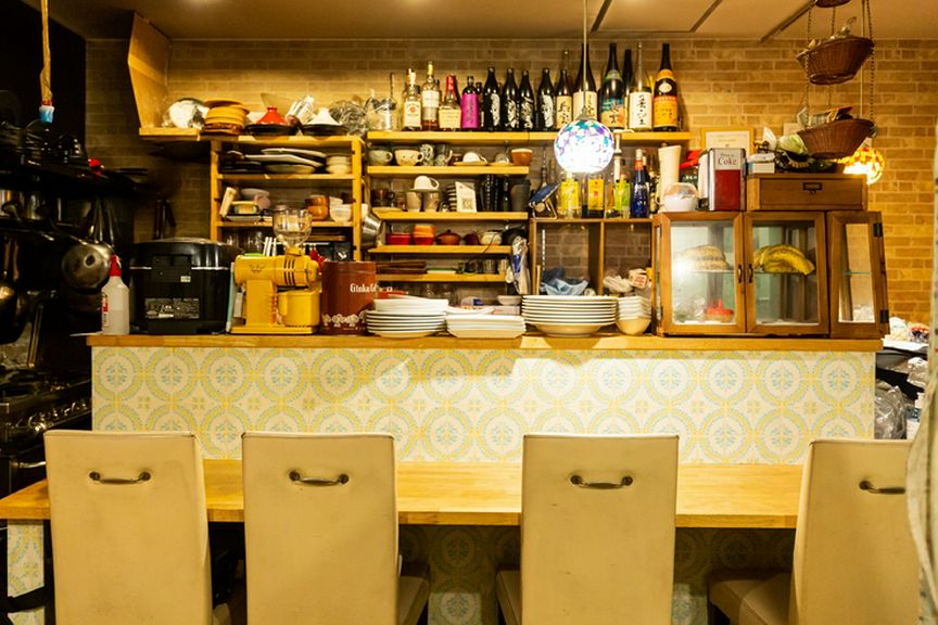 木目の落ち着いた雰囲気。野菜を使った本格的なお料理がおすすめ