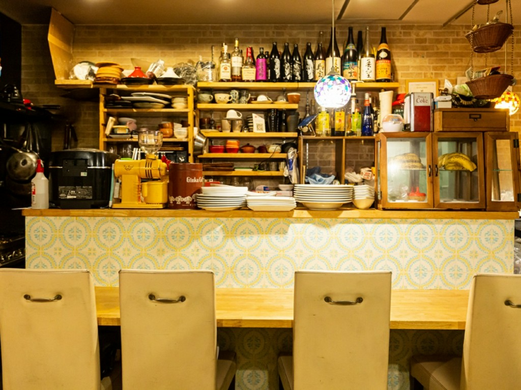 木目の落ち着いた雰囲気。野菜を使った本格的なお料理がおすすめ