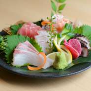 旬にこだわり、その日の朝に福岡の鮮魚市場で競りにかけられた鮮度抜群の海の幸を空輸しています。北海道から九州までの、本土各地の旬の海の幸を、本土以上においしく楽しめます。