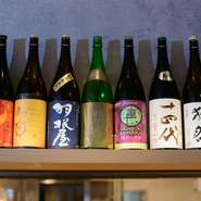 田酒（青森）、而今（三重）、鳳凰美田（栃木）など、日本全国の40種を超える銘酒が揃っています。料理に合うお気に入りの一杯に出会えます。