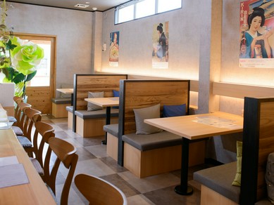 フラリと来店し、食事とお酒をひとり嗜むことも