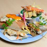 ブリの大きな切り身や車エビなどの新鮮魚介を豪快に串に刺し、炭火で焼いています。『銀鱈の西京焼き』や『サーモンマヨネーズ焼き』『白身魚のウニソース焼き』などの変わり種串もあります。1本580円～。