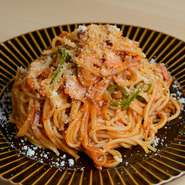 懐かしい下町風のナポリタン。バジルが効いたケチャップベースのオリジナルトマトソースにピーマン、玉ねぎが入っています。粉チーズがたっぷりの、昔ながらのナポリタンです。