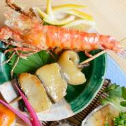 車エビの養殖生産量日本一の沖縄県では、立派な車エビがあちこちの養殖場で育てられています。その中でも大きさと食べ応えにこだわり、大ぶりの車エビを使った料理が楽しめます。