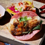 県産魚のフリットをスパイシーなソースで和えて、パクチーのソースと一緒に楽しむタコス