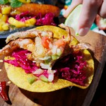 スパイシーシーズニングで和えた衣揚げソフトシェルクラブと、メキシコをイメージしたサルサメヒカーナを一緒に楽しむタコス