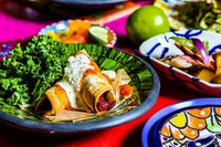 トルティーヤできのことチーズを巻いてオーブンで焼いた、トマトグラタン的な温菜