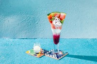 さんぴん茶を練り込んだクッキーシューに、さんぴん茶アイス、琉球ガラスに見立てた琥珀糖、パイナップル、カスタードホイップをサンド。ドライパイン、さんぴんシロップを添えて。食感が楽しいスイーツです。