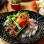 タコライスをお酒との相性が良い、ジャンクな味わいに仕上げております。ビールとの相性が良くお腹一杯でも食べてしまう一品です。