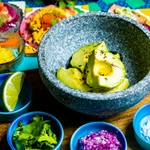 タコスに！お肉に！！万能な特製アボガドディップをお客様の目の前で仕上げます。お好みの組み合わせでお楽しみください。