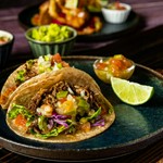 薄切りにスライスした牛リブロースを濃い味に煮込み具材にしたタコス