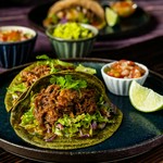 スパイシーシーズニングで和えた衣揚げソフトシェルクラブのタコス