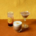 (写真左)今が旬の県産タンカンを使用したノンアルコールソーダ。ハイビスカスの酸味と、フレッシュなタンカンの香りが爽やかに広がります。