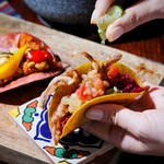 スパイシーシーズニングで和えた衣揚げソフトシェルクラブのタコス