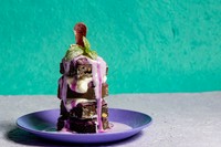 当店一番人気のスイーツです。自家製のチョコブラウニーに紅芋のペーストを絞ったものとホイップクリームを交互に重ね、上からパープルソースをかけた一品です。