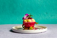 ドラゴンフルーツの皮を器に見立て、クリームチーズを使ったムースとドラゴンフルーツの果肉を盛り付けました。ドラゴンフルーツのピューレやミントオイルと一緒にお召し上がりください。