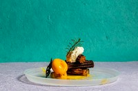 チュロスにココアをまぶして、ホイップクリームと重ねて積み上げ、上にチョコを削りかけます。添えられたマンゴージェラートや、フルーツソースと一緒にお召し上がりください。