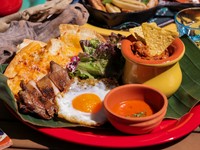 「牧場の卵料理」という意味のメキシコ料理をアレンジしてワンプレートで表現しました。トルティーヤにお好きな具材を乗せて、トマトソースを付けてどうぞ