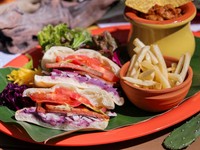 「トルタ」というメキシコ風サンドイッチをアレンジして、沖縄らしくスパムや紅芋をサンドしました！