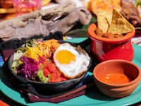 沖縄近海の魚やイカをミンチにした、シーフードタコミート。辛味のあるサルサをかけてどうぞ！