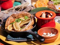 オーブンで焼き上げた熱々のダッチパンケーキに、ヘーゼルナッツのスプレッドやバナナを乗せて、バニラアイスや豆乳ホイップを添えてご提供します