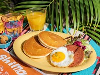 小学生以下のお子様限定でご注文いただける、パンケーキとサラダ、ランチョンポーク、目玉焼きのワンプレートランチです。