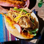 カットした牛リブステーキをくたくたに煮込んで、トマトソースとフレッシュピーマンを一緒に盛り付けたタコス