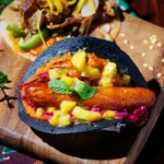 スパイスをオリジナルで配合したチョリソーに、マンゴーソースを添えた旨辛タコス