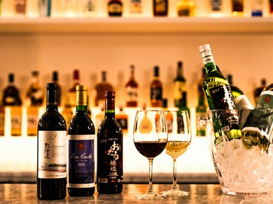 併設するBarには、常時30種類以上のワインをご用意