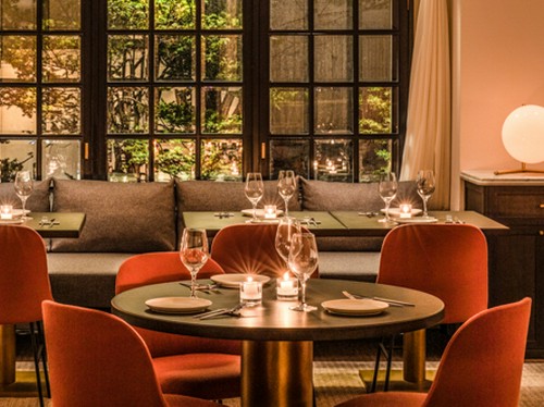 クラシックホテルを大胆にリノベーションした店内