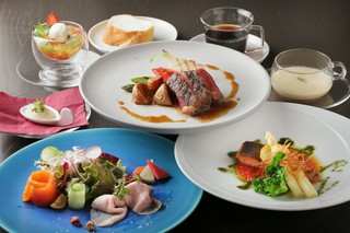 北海道の海の幸やお肉料理を堪能できるスペシャルコースが充実