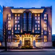 1931年に建築された歴史的建造物「旧越中屋ホテル」を建物の情緒や建築的美観はそのままに現代的感性でリノベーション。華やかで高級感ある雰囲気となっております。