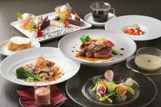 THE BALLのアニバーサリーコースでお祝いを