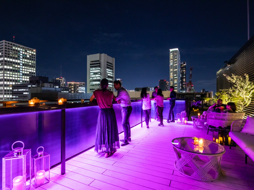 お食事後は最上階のBARへ！夜景を一望ルーフトップのテラス席