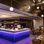 店内はスタイリッシュなムードあるお洒落な空間です。最上階にはルーフトップ付のBARがございます。お食事後は場所を移して、カウンターや広いソファ席でシグニチャーカクテルをお楽しみいただけます。大切な人とのお時間をゆっくりとお過ごしください。