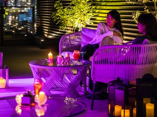大阪中心部の夜景を一望できるおしゃれな空間