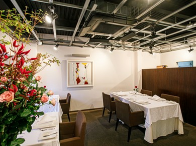 商談や会食、家族の慶事など、幅広く利用できる洗練された空間