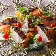 伊勢志摩から直送される活け締めされた鮮魚を、旬の野菜と一緒にいただきます。積極的に取り入れる新しい魚は、素材ごとに適した調理法を選択。季節や仕入れにより、さまざまな食材の組み合わせが楽しめる一品です。