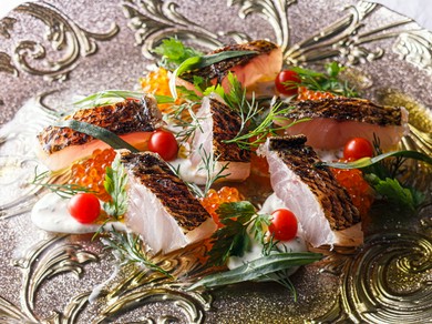 珍しい魚に出合えることも。基本を崩すことなく調理された『黒ムツのマリネとサワークリーム』