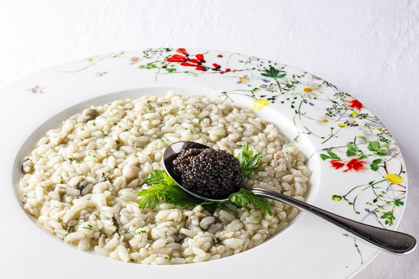 北イタリアのリゾットの味そのままに、カキの風味が口いっぱいに広がる『カキとキャビアのリゾット』