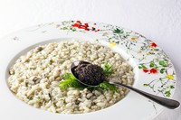北イタリアのリゾットの味そのままに、カキの風味が口いっぱいに広がる『カキとキャビアのリゾット』