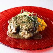 ミラノの伝統料理でありシェフが好んでつくっていたという料理は、ゲストのリクエストにより登場。しっかりした肉の味を感じた後、レモンやハーブなどスパイスの香りが追いかけてきて、さわやかな後味を得られます。