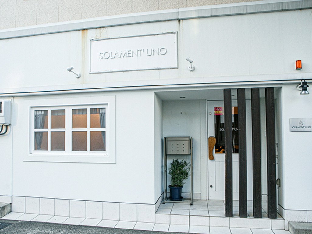 真っ白な外観が印象的。「美食の空間」へと誘う店舗入り口