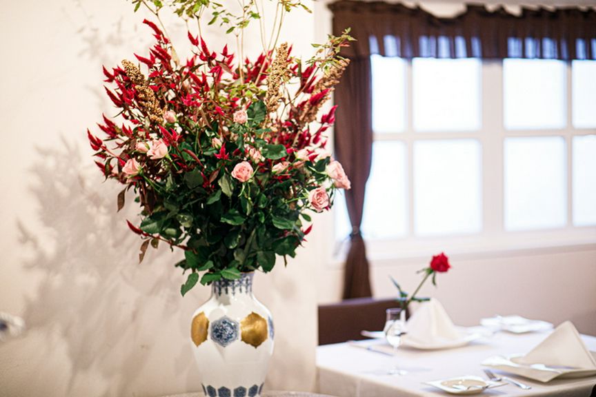 華やかに飾られた生花は、スタッフの手によるもの
