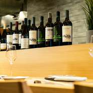 ソムリエが厳選する各国の自然派ワインが常時10～15種類用意されています。中にはグラスでオーダーできるものも。その日の食材に合わせて随時入れ替わるので、訪れるたびに新しいマリアージュと出合えます。